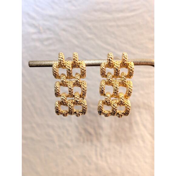 Vintage Textured Panther Link Articulated Gold Tone Pierced Earrings - Picture 6 of 6